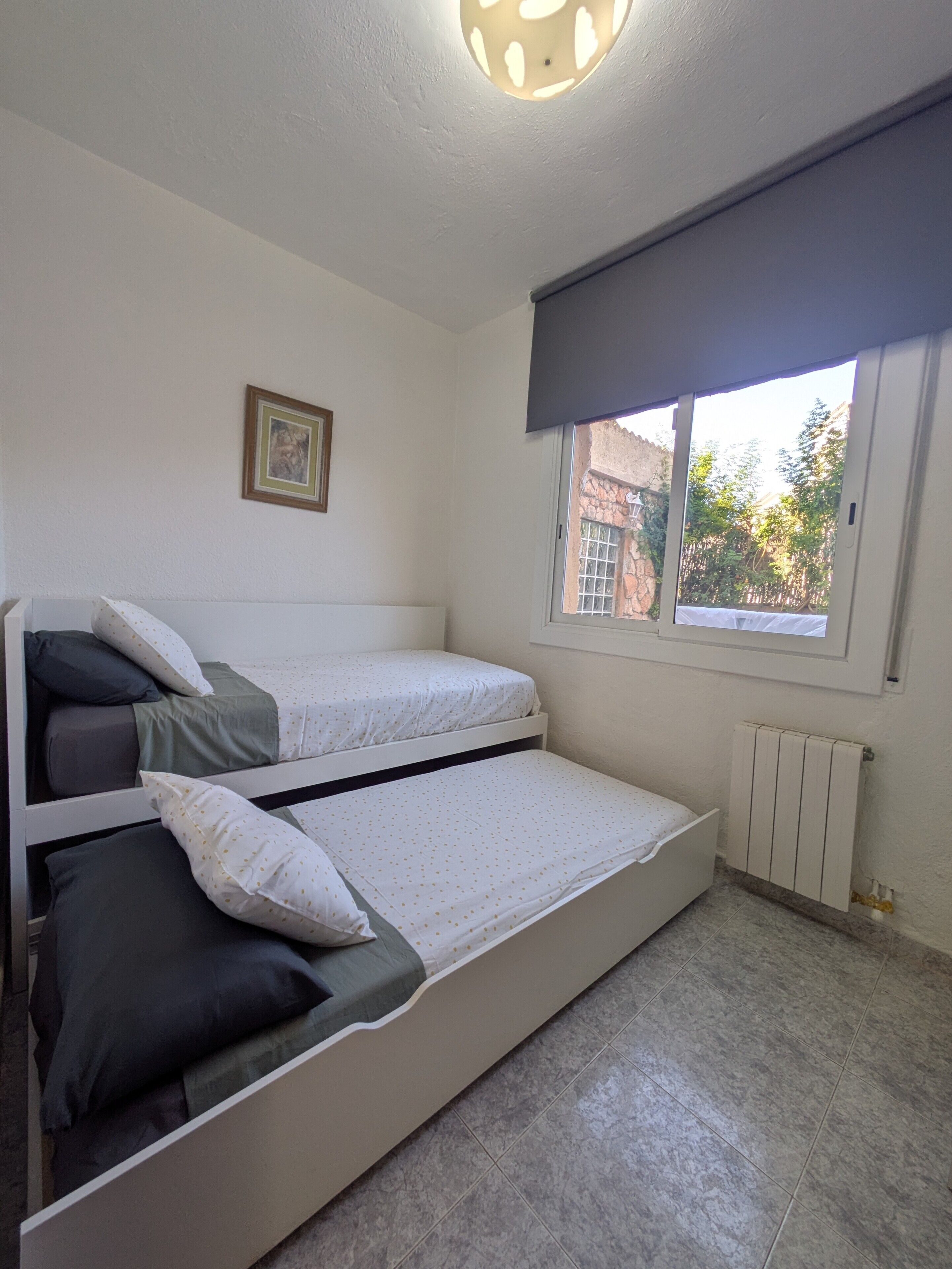 Tabla de planchar con plancha, wifi y ropa de cama 