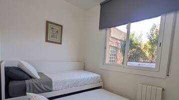 Tabla de planchar con plancha, wifi y ropa de cama