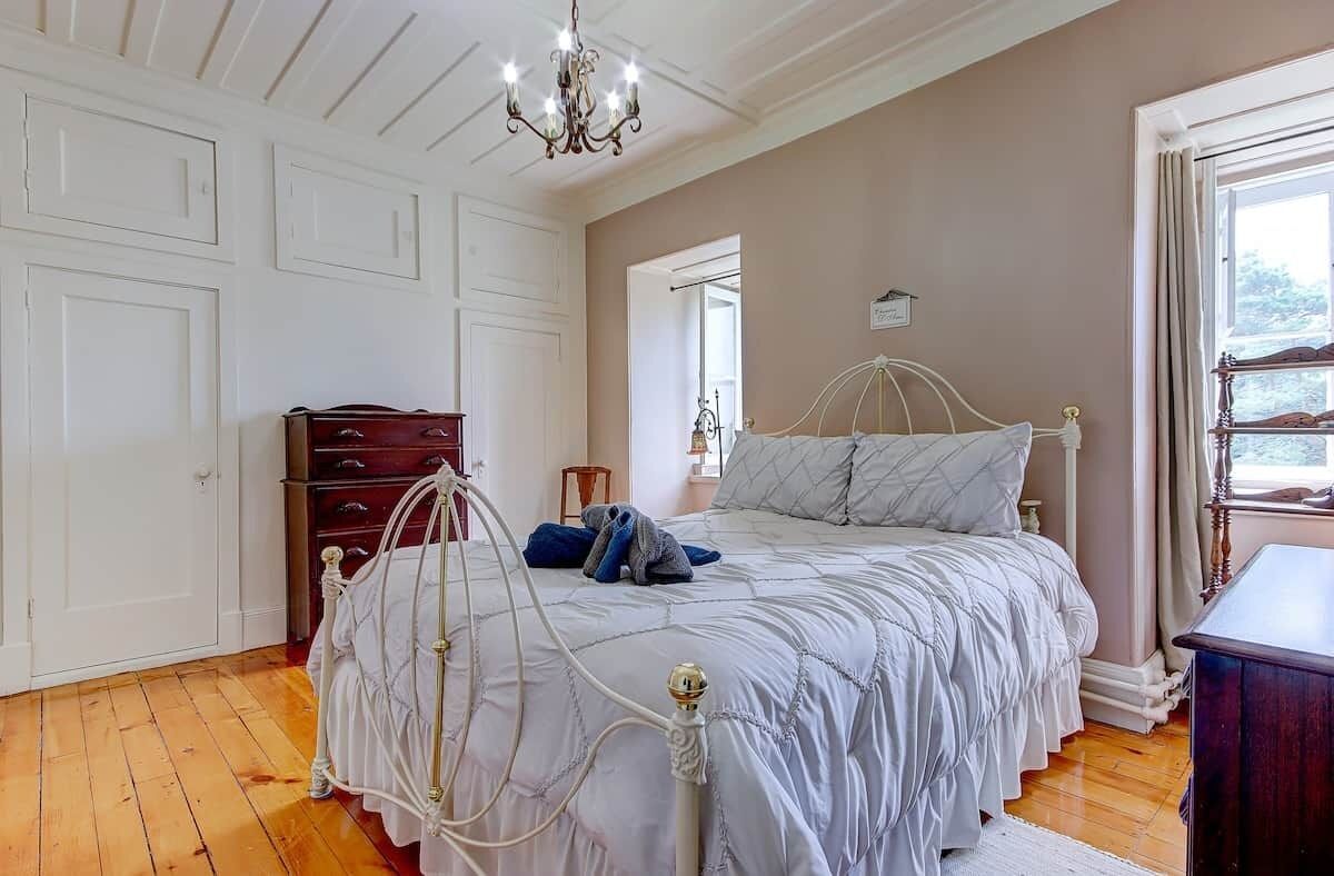 12 bedrooms, WiFi, bed sheets
