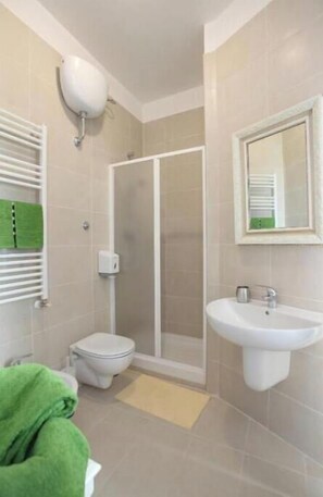Ducha, secador de pelo, bidet, toallas