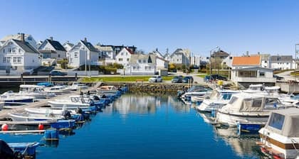 Charming and centrally located detached house by the marina. 3 bedroom, EV charg