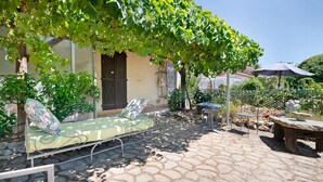Unclassified image, 3 of 25, button - La Villa Vigneronne: Holiday Home with Private Pool, Wi-Fi & Air Conditioning (Castelginest)