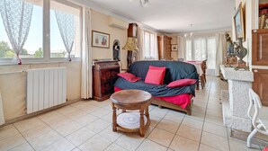 Unclassified image, 2 of 25, button - La Villa Vigneronne: Holiday Home with Private Pool, Wi-Fi & Air Conditioning (Castelginest)