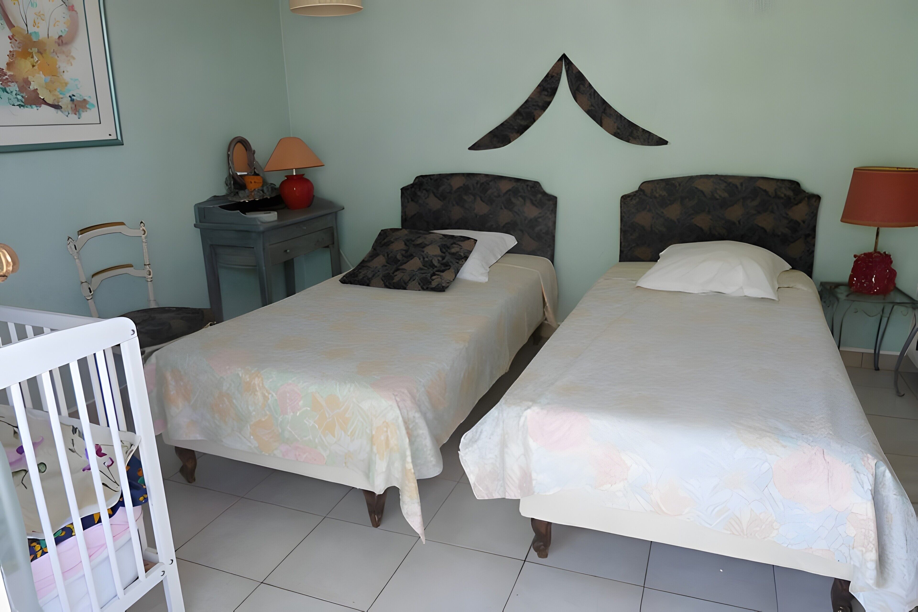 Tabla de planchar con plancha, wifi y ropa de cama 