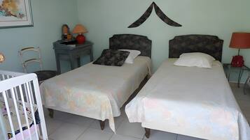 Tabla de planchar con plancha, wifi y ropa de cama