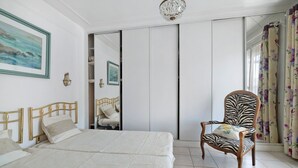 Unclassified image, 4 of 25, button - La Villa Vigneronne: Holiday Home with Private Pool, Wi-Fi & Air Conditioning (Castelginest)
