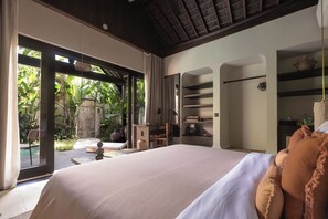 Vil·la familiar, vistes a la piscina | Minibar, caixa forta a l'habitació, escriptori i wifi gratuïta 