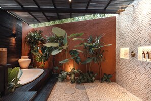Deluxe-Villa, 1 King-Bett und Schlafsofa, Nichtraucher, Gartenblick | Badezimmer | Badewanne und Dusche (separat), Haartrockner, Hausschuhe, Handtücher