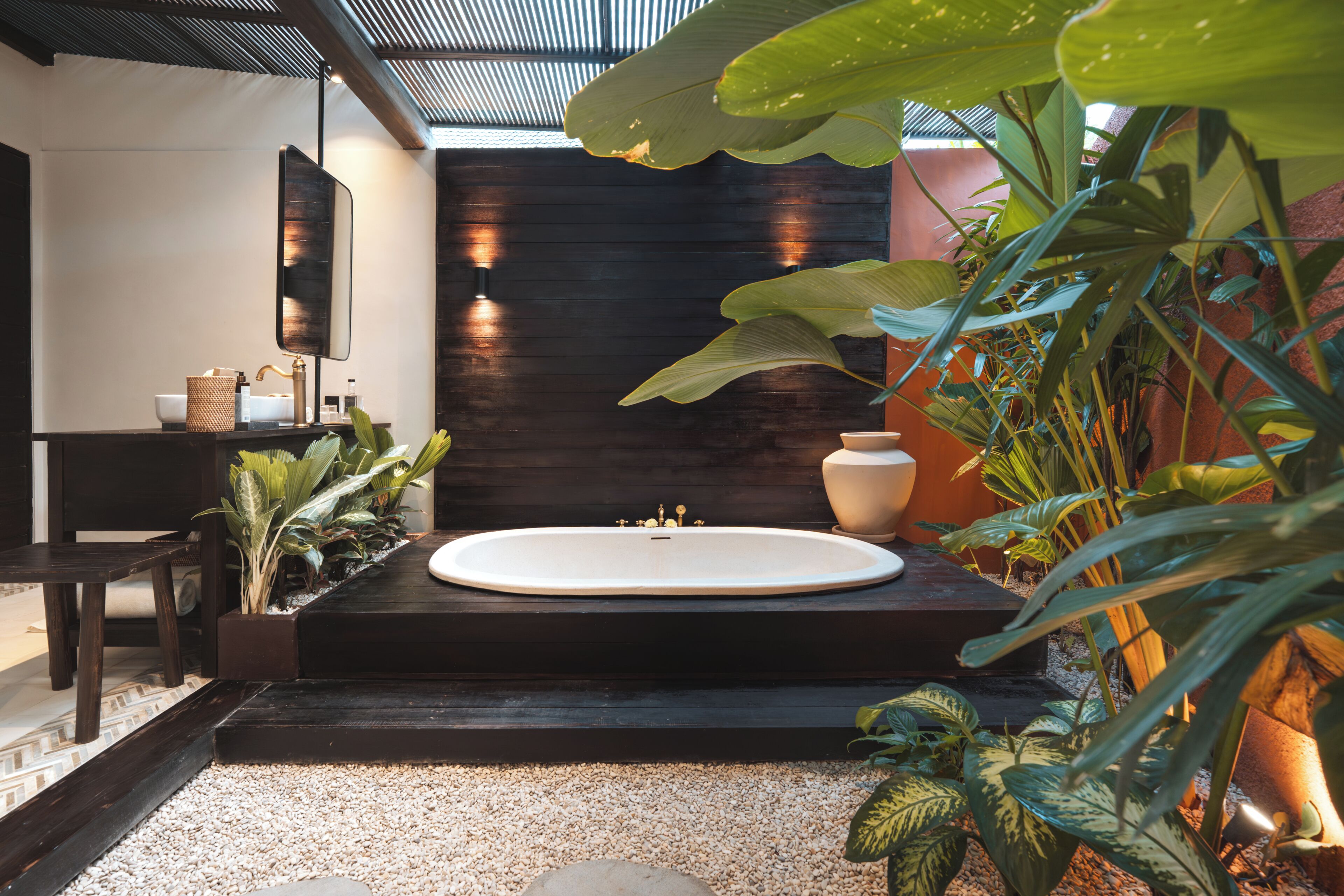 Une salle de bain moderne avec une baignoire sur pieds, un lavabo et un miroir.