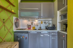 Kühlschrank, Ofen, Herdplatte, Wasserkocher