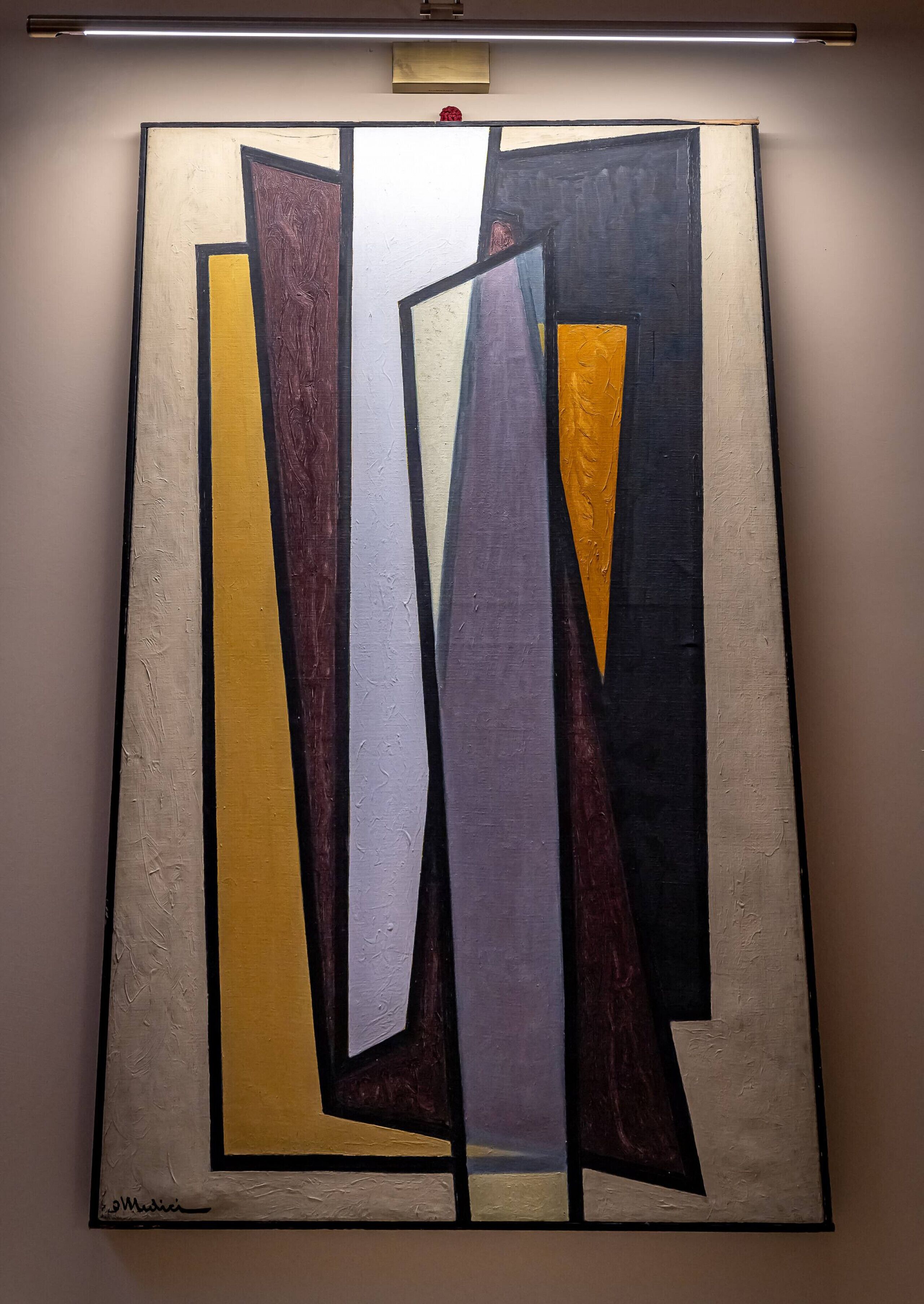 Een schilderij met abstracte geometrische vormen in gedempte kleuren.
