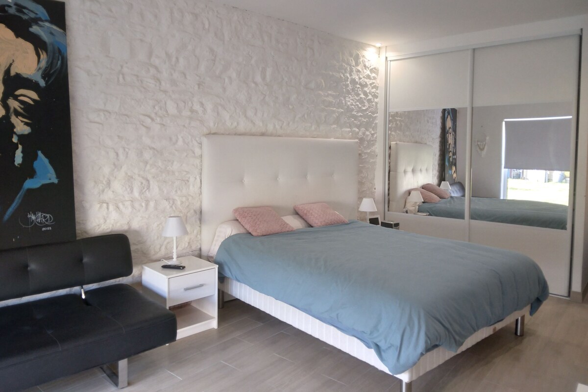 Wifi gratis, decoración personalizada y muebles diferentes 