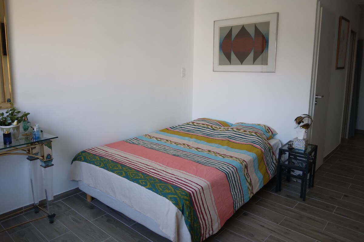 Wifi gratis, decoración personalizada y muebles diferentes 