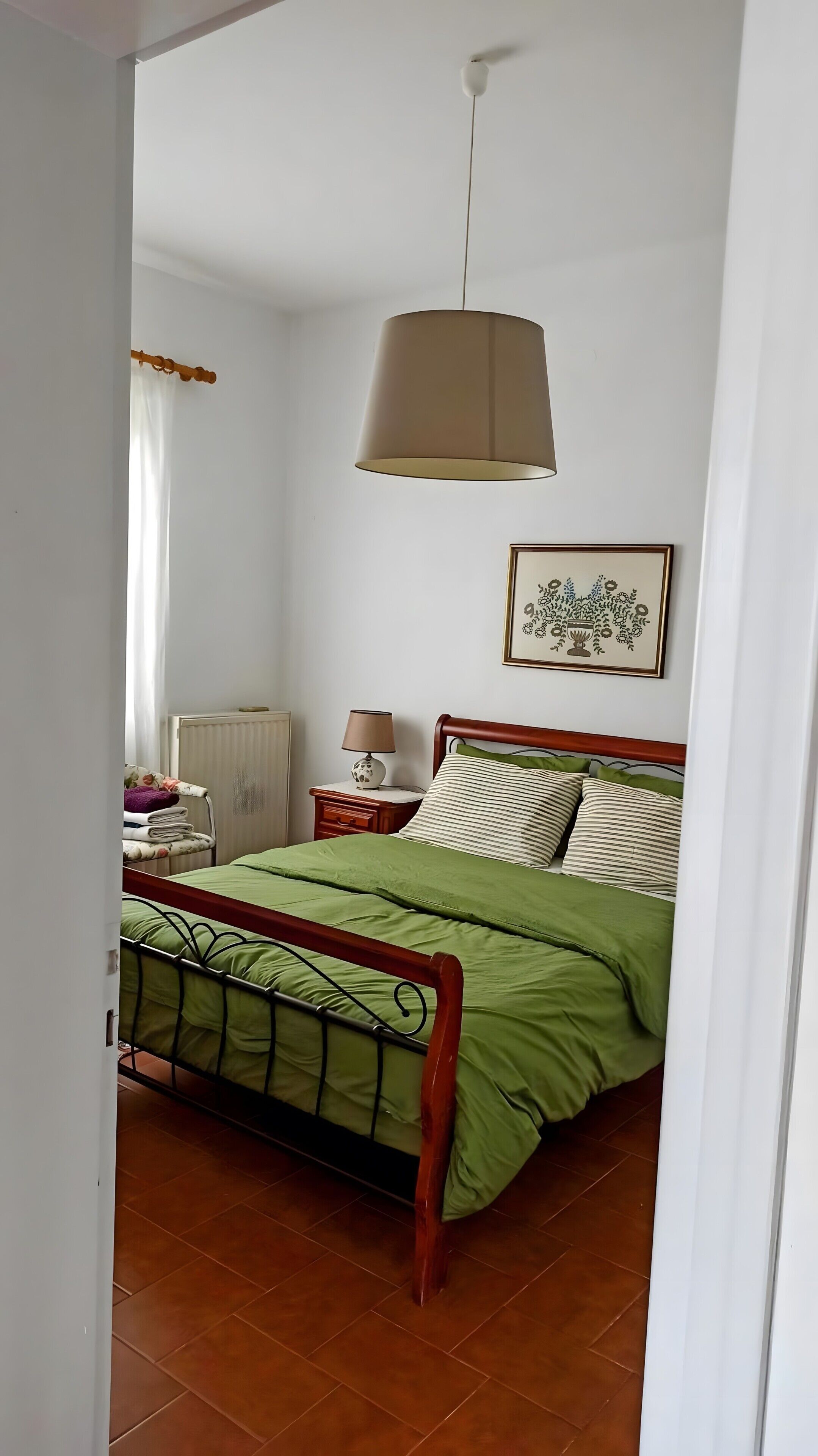 Tabla de planchar con plancha y ropa de cama 