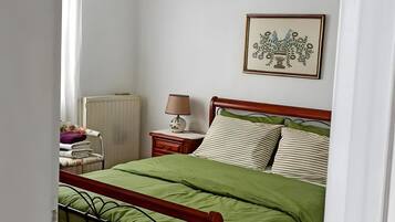 Tabla de planchar con plancha y ropa de cama