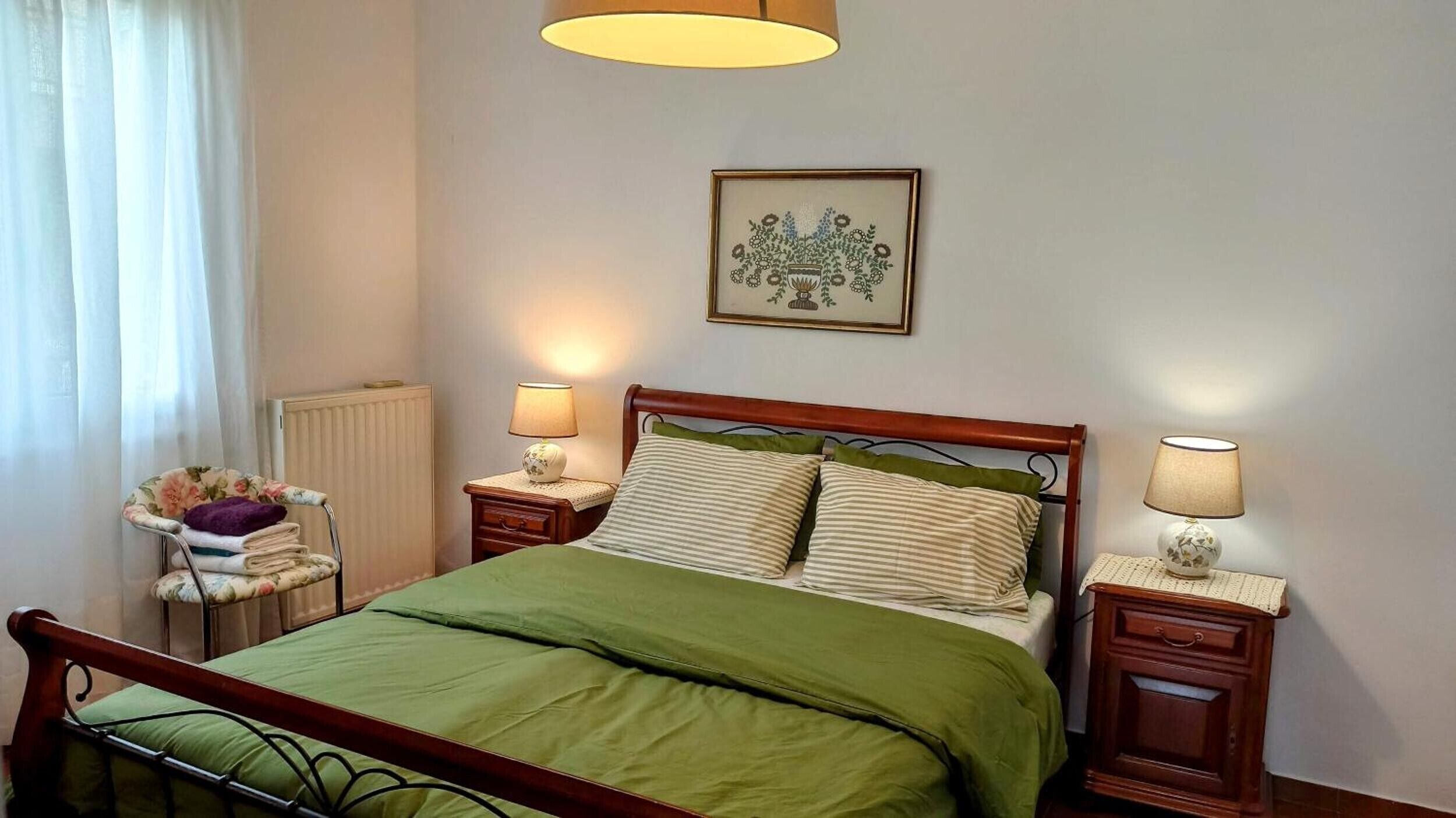 Tabla de planchar con plancha y ropa de cama 