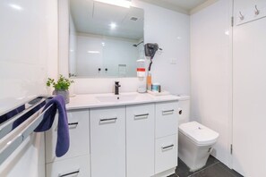 Room, 1 Bedroom, Accessible | Bathroom - Room-deluxe Queen Room - Sleeps 2 (Sydney)