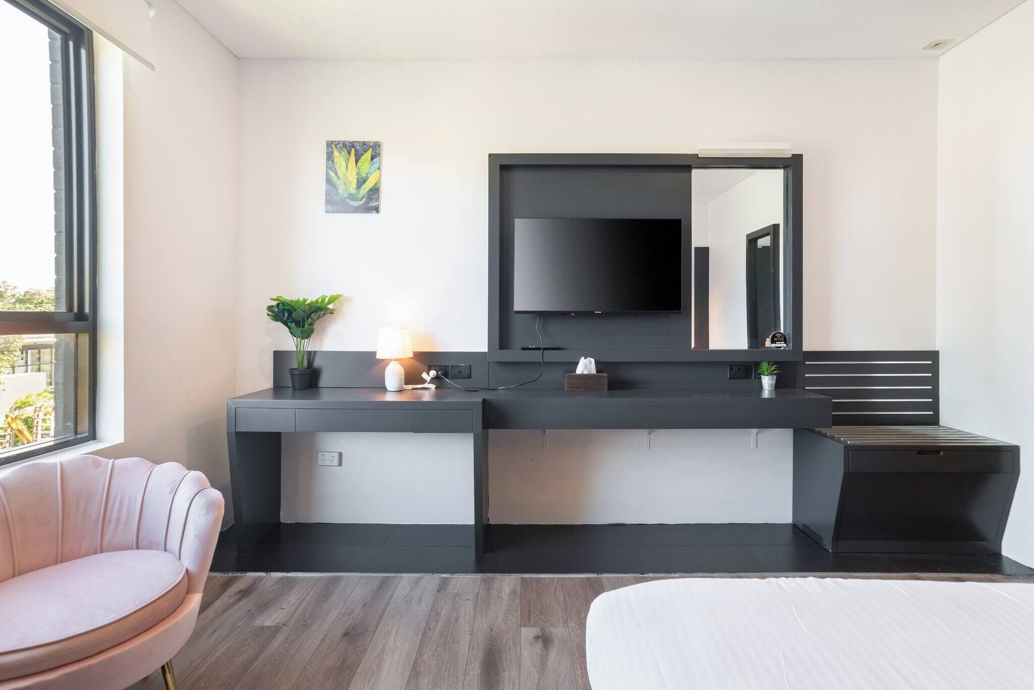 Room, 1 Bedroom, Accessible | Living room