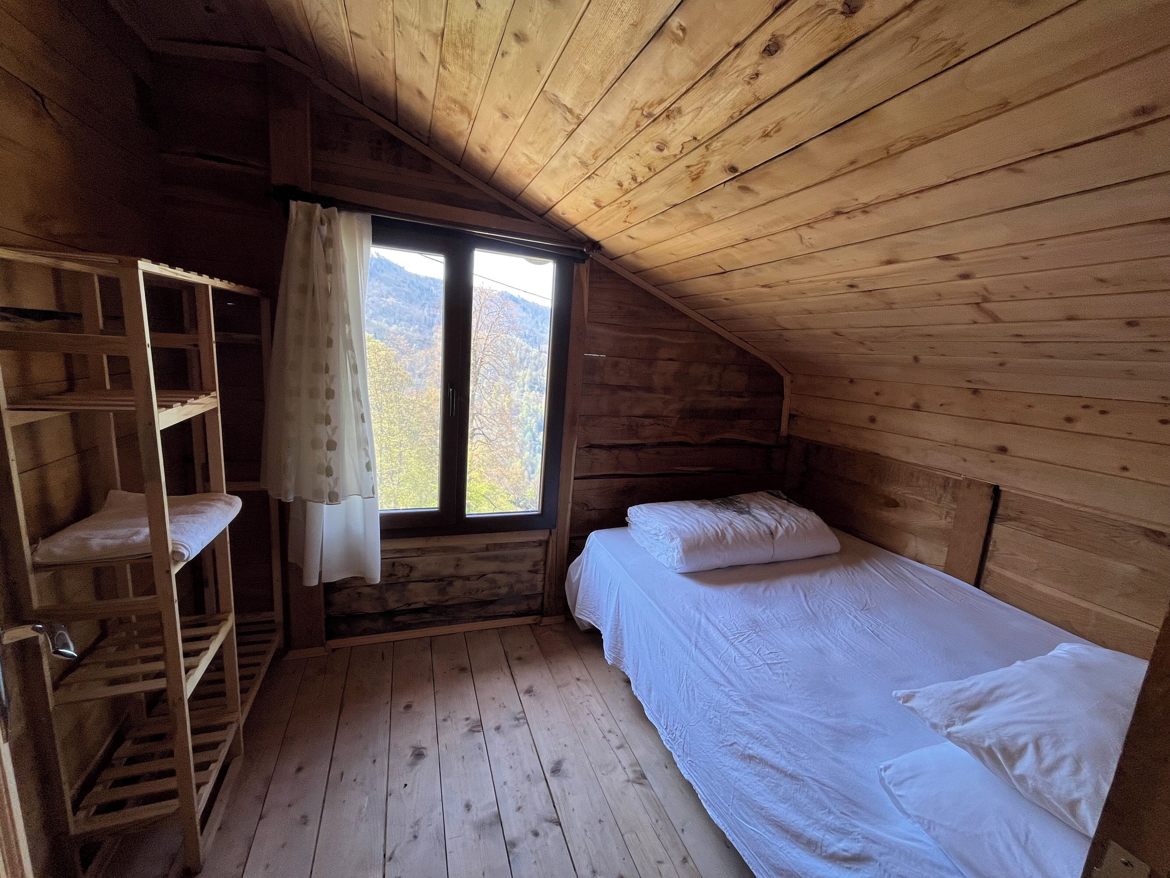 Chalet, uitzicht op tuin | Een bureau, beddengoed