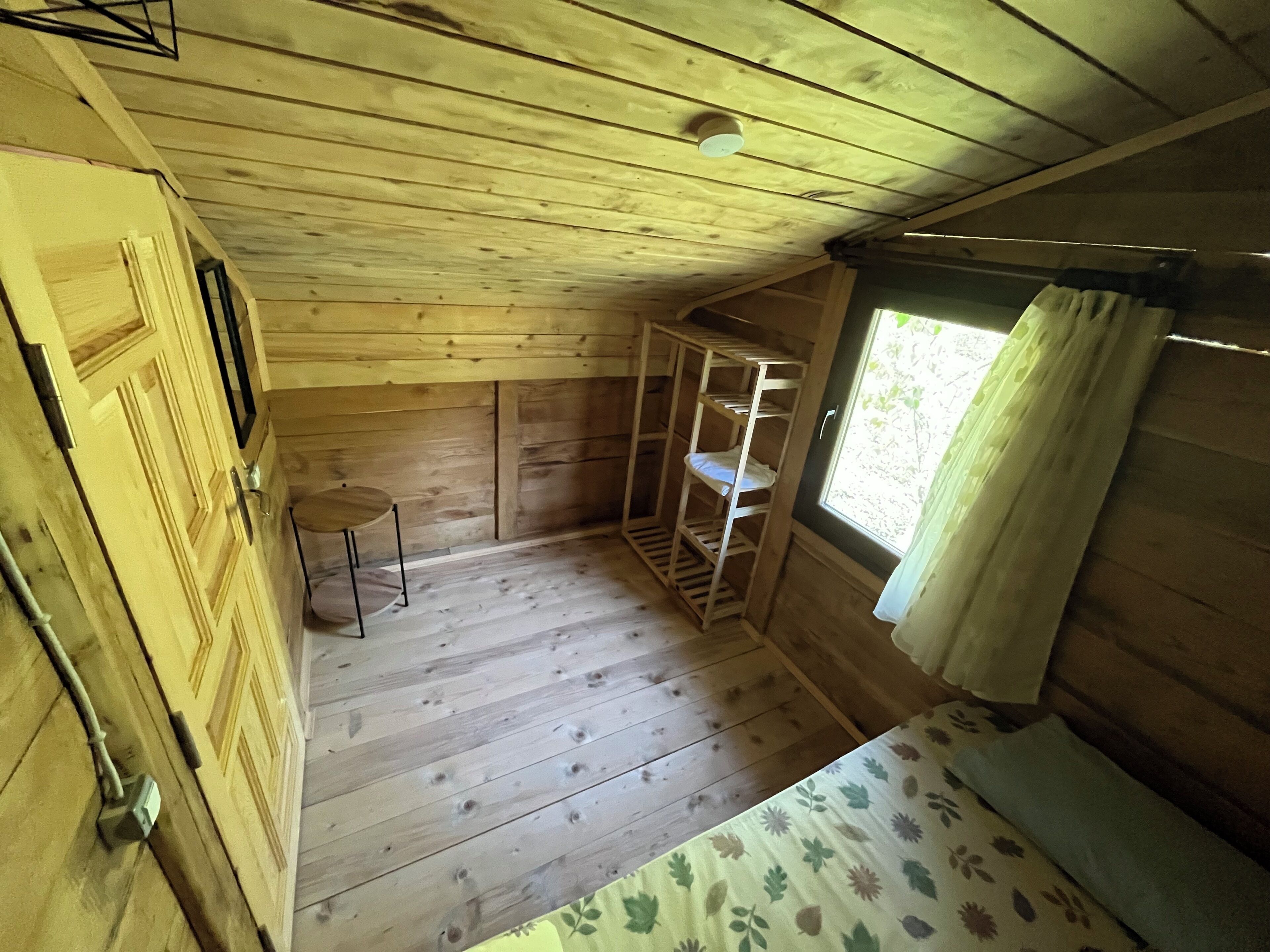 Chalet, vista al jardín | Escritorio y ropa de cama 
