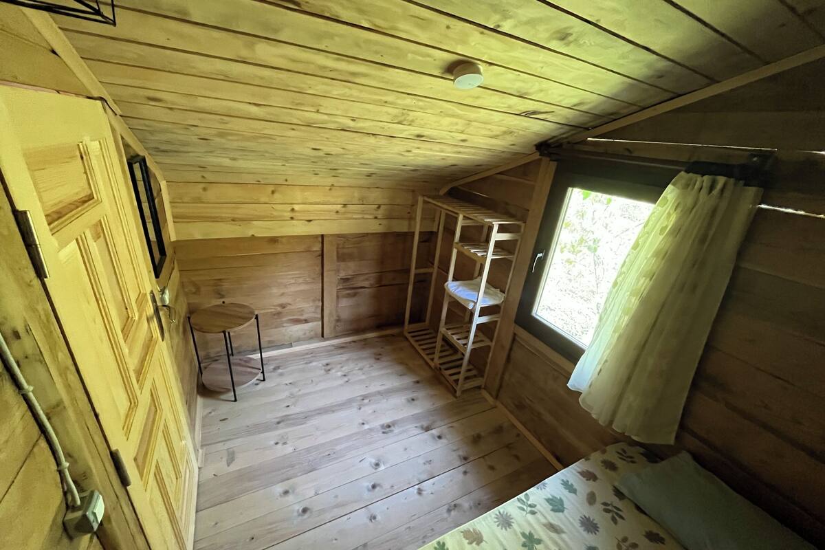 Chalet, vista al jardín | Escritorio y ropa de cama 