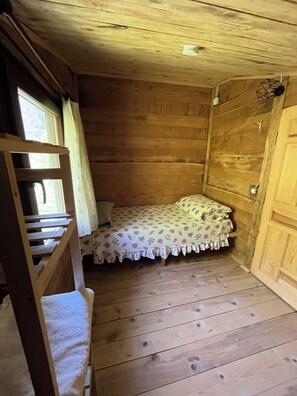 Chalet, vista al jardín | Escritorio y ropa de cama 
