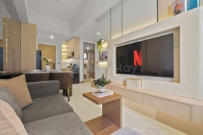 Apartment, 2 Schlafzimmer, Stadtblick | Wohnbereich | 43-Zoll-Smart-TV mit Kabelempfang, Netflix, Streaming-Dienste