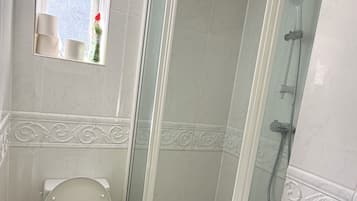 Ein Badezimmer mit Toilette, Duschkabine und Waschbecken.