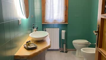Dusche, Haartrockner, Bidet, Handtücher