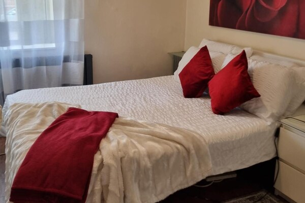 Ground Floor Flat, Free Parking, Near Tube Station - London