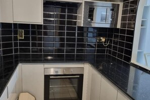 Fridge, microwave, oven, stovetop - Edgware 1-bed Apt, Sleeps 2 With Parking (Edgware)