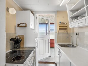 Réfrigérateur, four, batterie de cuisine, vaisselle et ustensiles