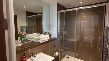 Bañera y ducha independientes, bañera profunda