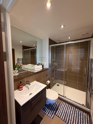 Bañera y ducha independientes, bañera profunda