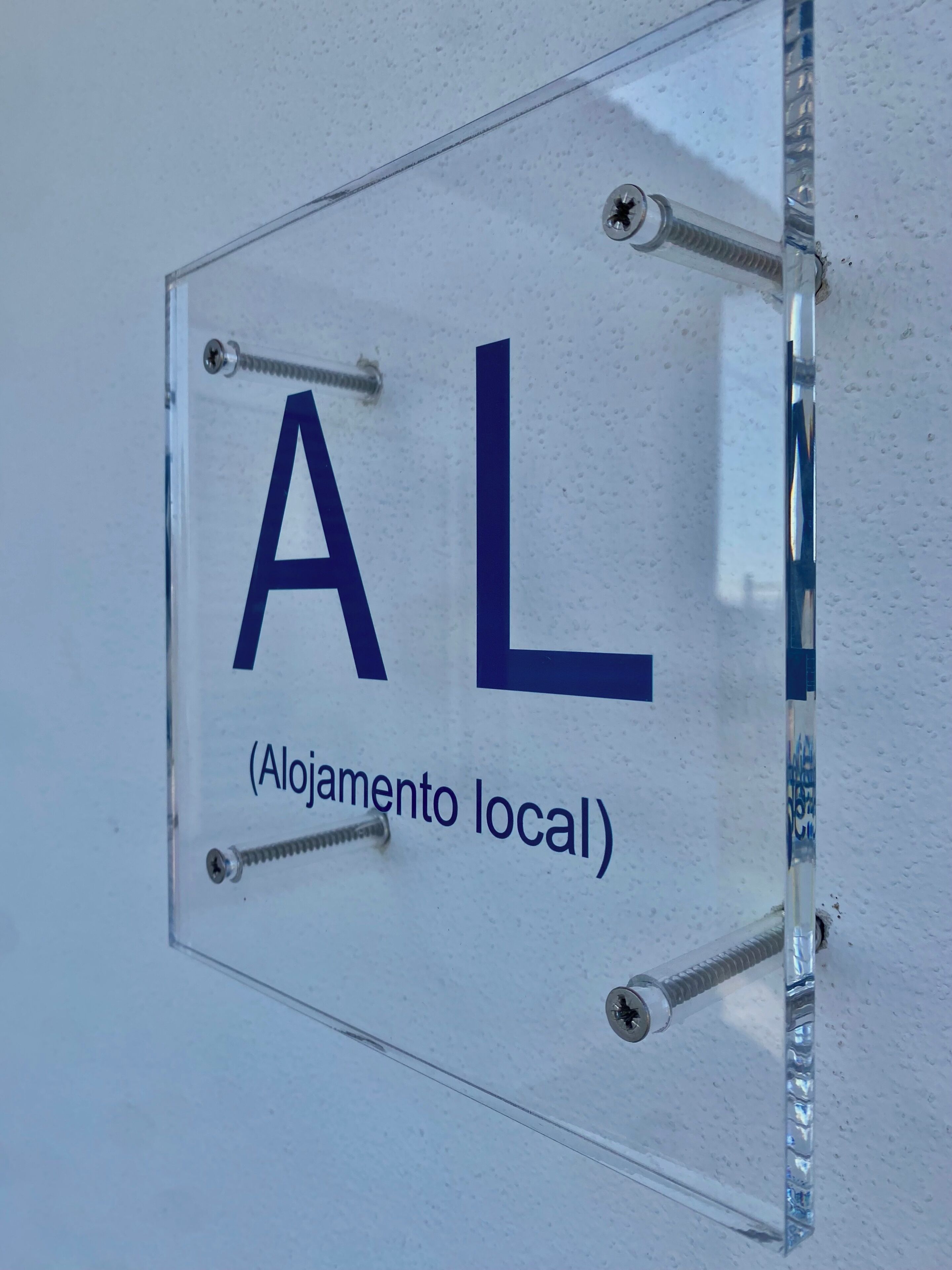 Ein deutliches Schild mit der Aufschrift 'AL' und 'Alojamento local', das eine örtliche Unterkunft kennzeichnet.