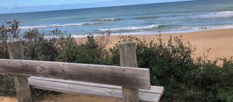 Peaceful, pet-friendly retreat next to magnificent 90-mile beach