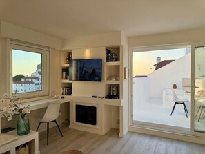 Living area - A 3-minute walk from the marina / Penthouse with a terrace, BBQ, ocean view, and pool (Quarteira)