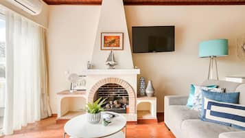 TV, fireplace