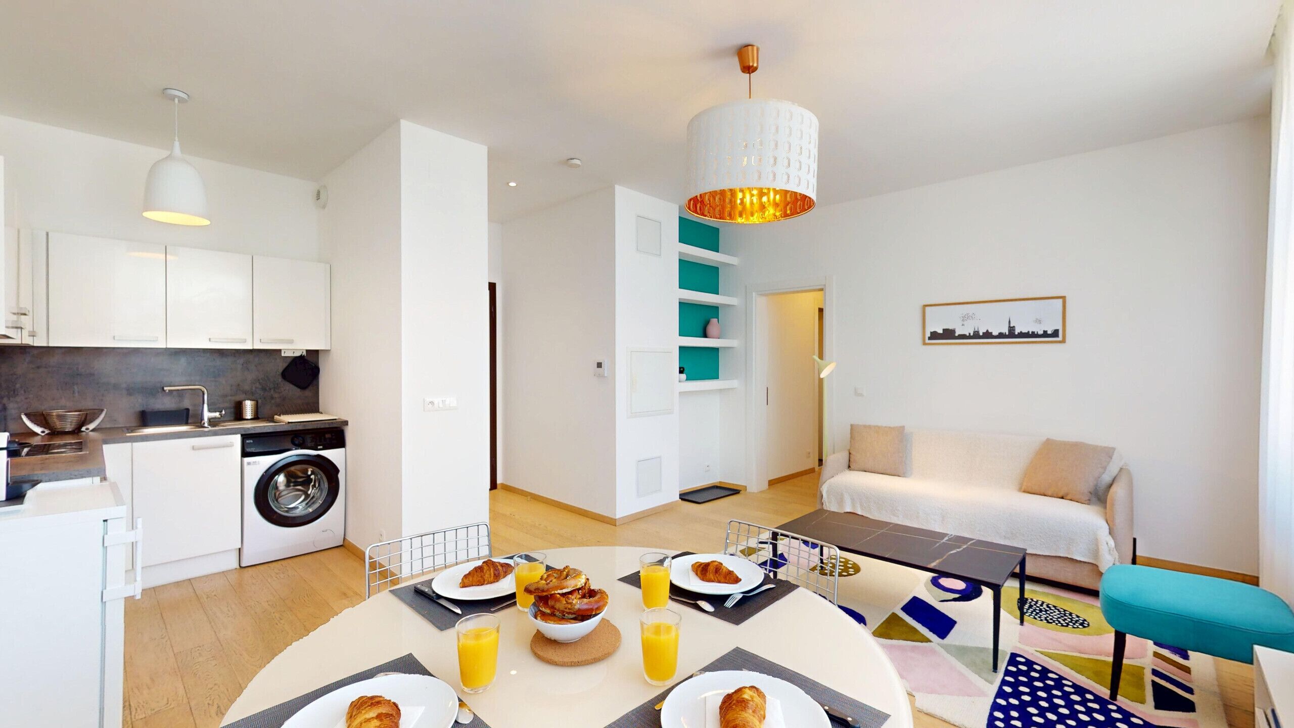 Un apartamento moderno con cocina, comedor y sala de estar.