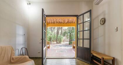 Sunny Holiday Villa - Garden, AirCon & Parking