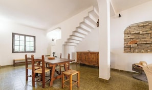 Dining - Sunny Holiday Villa - Garden, AirCon & Parking (Santa Margherita di Pula)