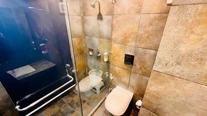 Shower, free toiletries, shampoo, toilet paper - Hotel MR Residency (Dehradun)