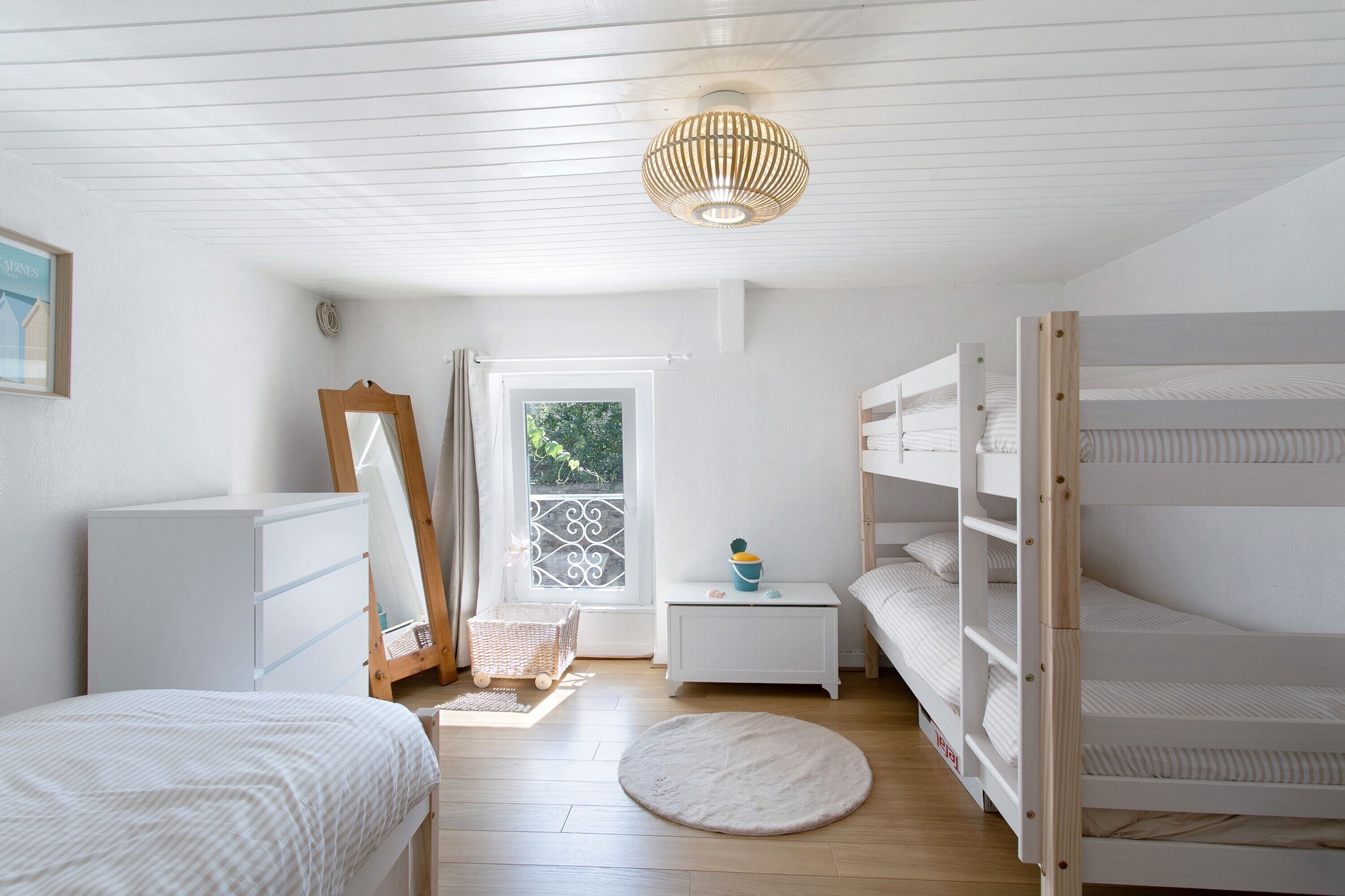 2 bedrooms, iron/ironing board, WiFi