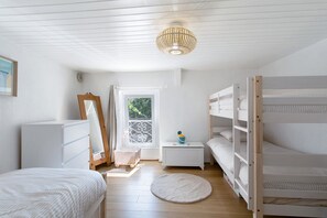 2 bedrooms, iron/ironing board, WiFi