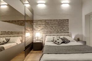 2 Schlafzimmer, Schreibtisch, Bügeleisen/Bügelbrett, Reisekinderbett