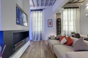 Living area - Florence abode with Private Courtyard Near Duomo & Piazza Santa Maria Novella (Firenze)