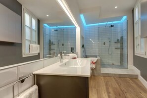 Bathroom - Florence abode with Private Courtyard Near Duomo & Piazza Santa Maria Novella (Firenze)