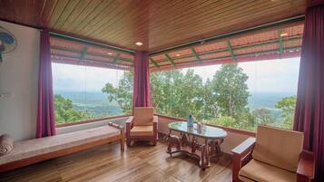Suíte estúdio luxo, sacada, vista para o jardim | Área de estar