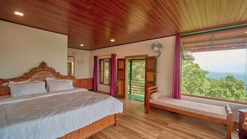 Suite monolocale Deluxe, balcone, vista giardino | Una scrivania, postazione laptop, Wi-Fi gratuito