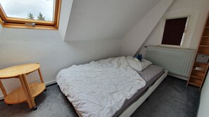 1 bedroom, bed sheets